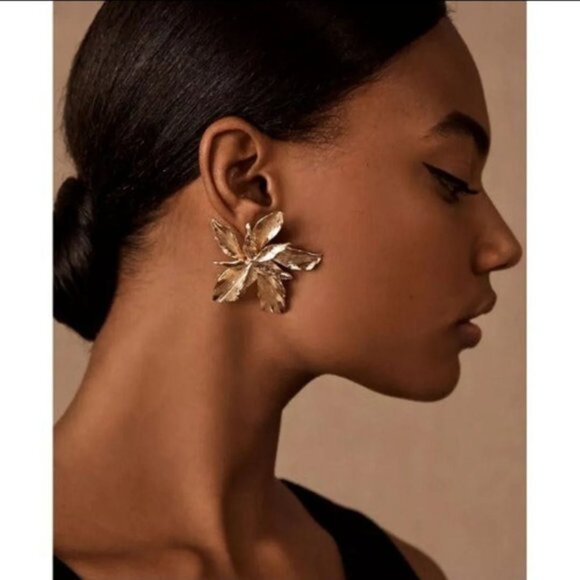 New ~ Anthropologie Petite Bonita Gold Flower Earrings - Picture 7 of 8